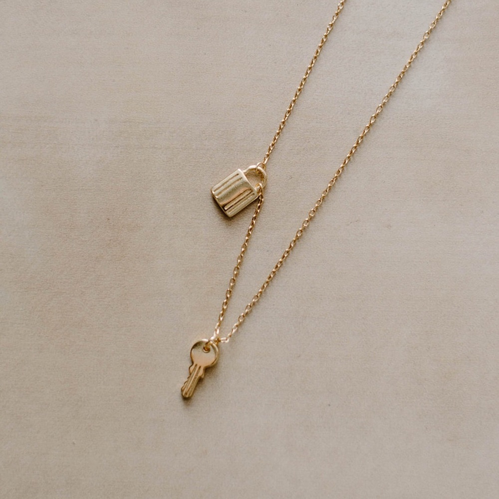 BONNIE - Dainty lock and key pendant necklace
